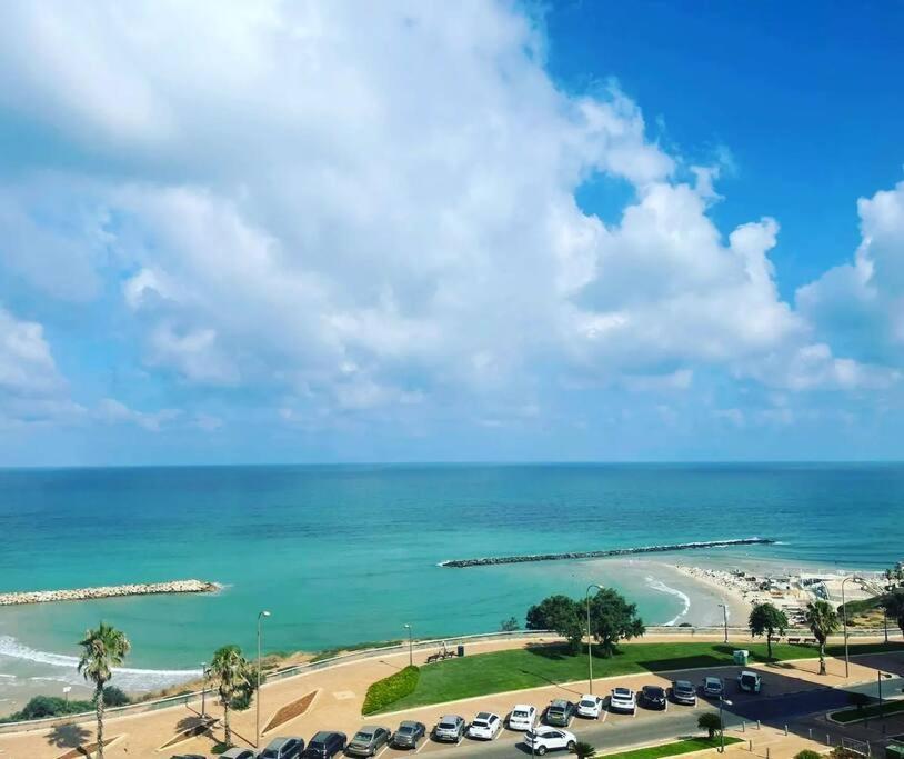 Beautiful 2-Bedroom Sea-View Apartment Netanja Exterior foto