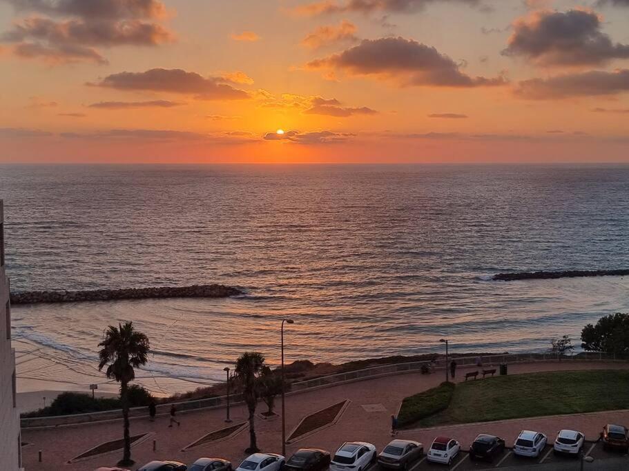 Beautiful 2-Bedroom Sea-View Apartment Netanja Exterior foto